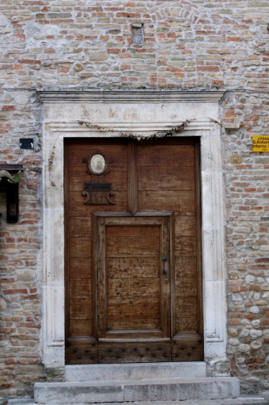 Chiesa di S. Antonio: l'architrave su cui � incisa la data del 1566