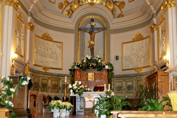 Chiesa di S. Antonio: Altare maggiore dedicato a Ges� Crocefisso