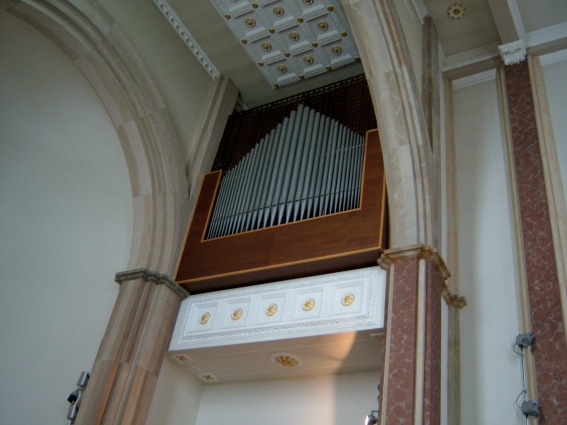 Chiesa del Santo Volto di Ges�: organo a canne