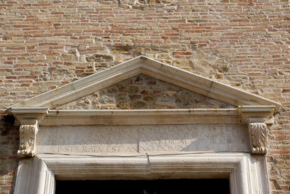 Chiesa di S.Flaviano a Basciano (Te): timpano del portale