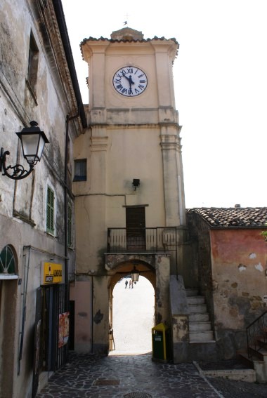 Basciano (Te):Porta Penta con la Torre di S.Giorgio