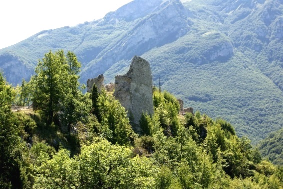 Castel Manfrino di Valle Castellana (Te): ruderi