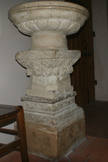Chiesa dei SS.Pietro e Andrea Apostoli a Castelbasso (Te): fonte battesimale