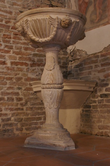 Chiesa dei SS.Pietro e Andrea Apostoli a Castelbasso (Te): fonte battesimale del 1589
