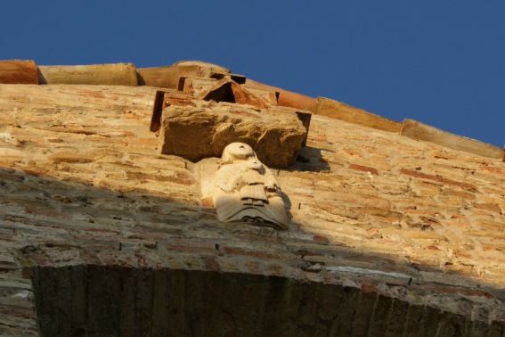 Chiesa dei SS.Pietro e Andrea Apostoli a Castelbasso (Te): altorilievo fittile di Madonna con Bambino