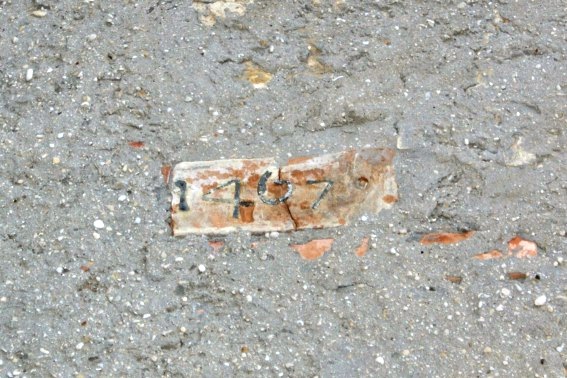 Castelbasso (Te): data su un mattone nei pressi della Porta della Marina