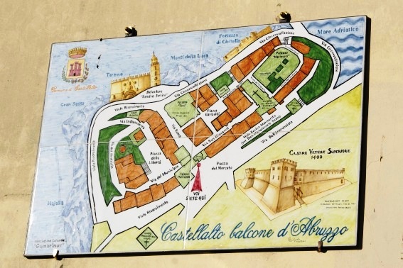 Castellalto (Te): piastrelle in maiolica riprodecenti la pianta della citt�.