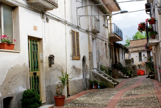 Castelamaidetto: la via principale