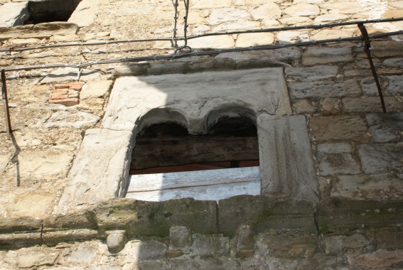 Cervaro di Crognaleto (Te): bifora cinquecentesca priva della colonnina centrale