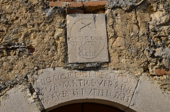 Chiesa di S.Maria della Piet� a Colliberti di Isola del G.Sasso (Te): epigrafe sulla chiave d'arco.