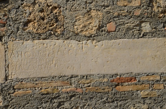 Chiesa di S.Maria della Piet� a Colliberti di Isola del G.Sasso (Te): epigrafe di fianco al portale