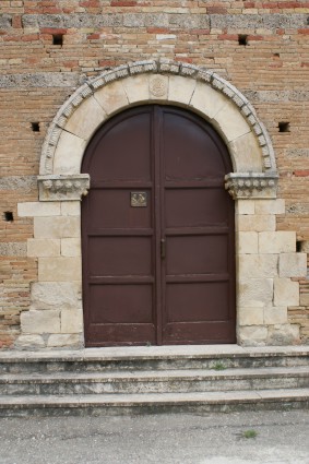 Chiesa di S.Pietro di Azzano a Costumi di Torricella Sicura (Te)