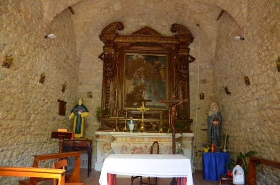 A Isola del Gran Sasso (Te), in prossimit� dell�inizio della strada che conduce al Santuario di S.Gabriele e vicino all�alveo del fiume Mavone, � la piccola Chiesa di S.Leonardo. Lasciata per lungo tempo in abbandono, dopo sapiente opera di restauro verso la fine del Novecento � stata ampiamente recuperata al culto, tanto da essere utilizzata, seppure nella sua limitatissima capienza, in sostituzione della Chiesa di S.Massimo durante il restauro di quest�ultima del 2012.
