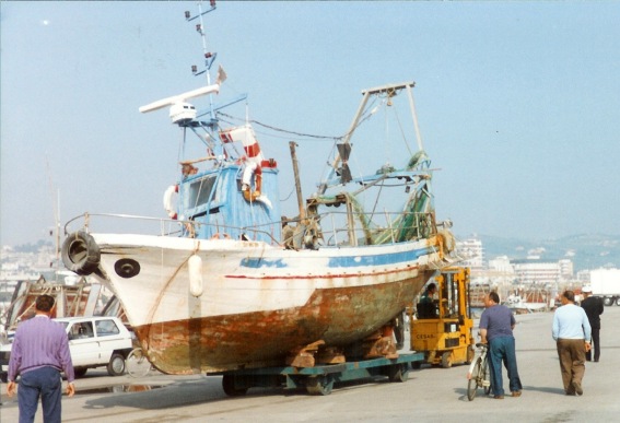 Il peschereccio Freccia Nera  sul molo nord del porto di Giulianova dopo il recupero