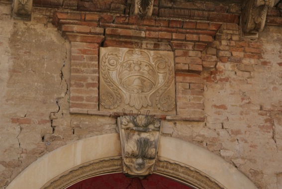 Morro D'Oro: stemma araldico del 1879 sulla casa canonica (ex propriet� di Costantino Ettorre)