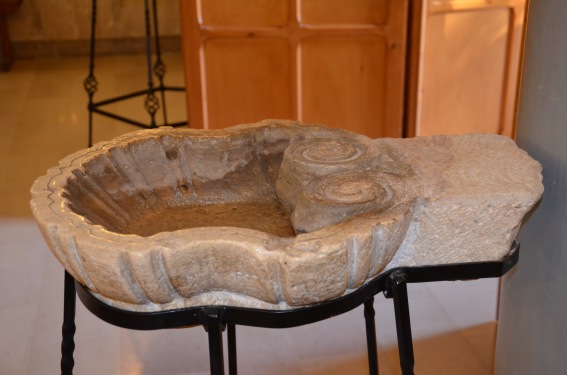 Chiesa di S.Pietro a Ripe di Civitella del Tronto (Te): acquasantiera barocca