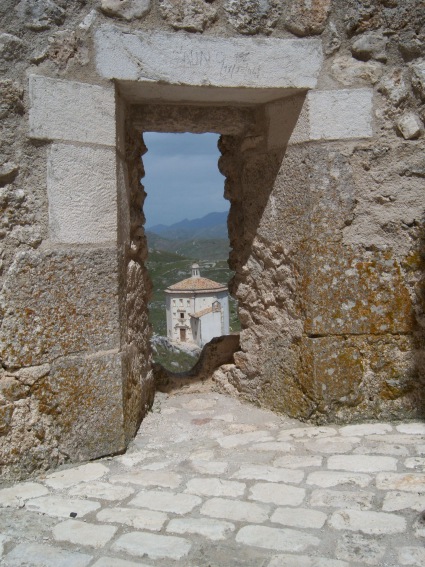 Rocca Calascio: Chiesa di S.Maria della Piet� vista dal castello