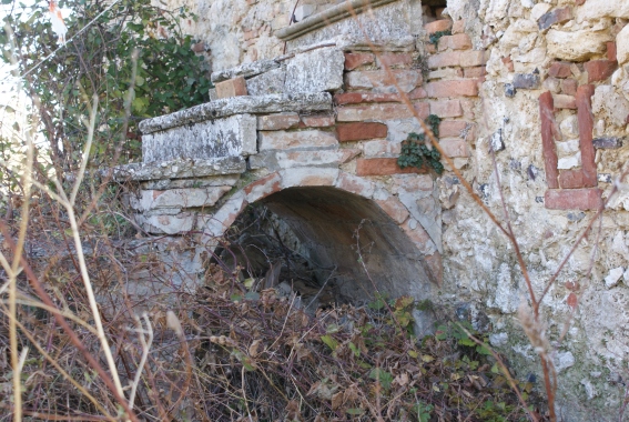 Archi a tutto sesto in casolare (propriet� Lera) a Rocche di Civitella (Te)
