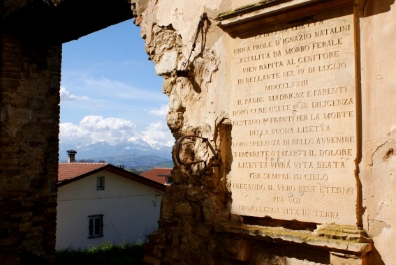 Chiesa di S. MAria della Lacrima a Bellante: lapide e vista sul Gran Sasso