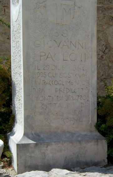 Sulla stele � inciso: "S.S. Giovanni Paolo II il 29 dicembre 1995 qui sostava in raccoglimento tra i prediletti monti d'Abruzzo. I cittadini di Camarda grati ricordano"