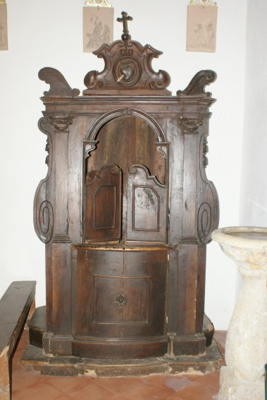 Chiesa di Santa Rufina a Cesano: confessionale ed acquasantiera