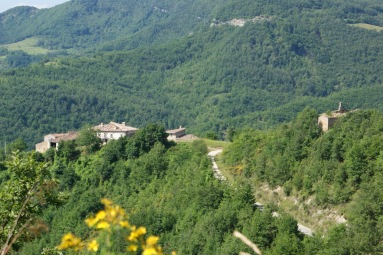 Tavolero: il borgo con la chiesa medievale sul poggio