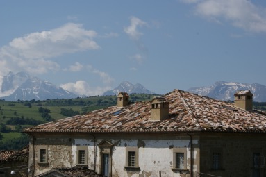 Tavolero: il Monte Corvo, il Monte Intermesoli ed il Gran Sasso