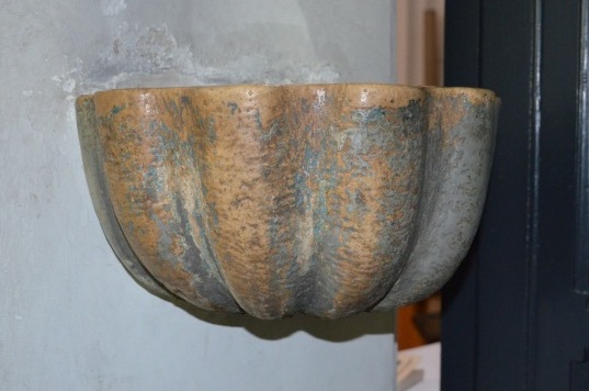 Chiesa della Madonna del Carmine a Teramo: acquasantiera