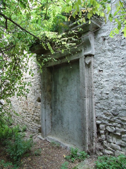 Chiesa della SS. Trinit� a Trinit� di Campli. portale laterale sud murato