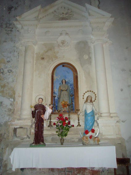 Chiesa della SS. Trinit� a Trinit� di Campli: altare laterale