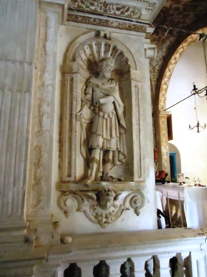 Chiesa della SS. Trinit� a Trinit� di Campli: una delle statue che ornano l'edicola.