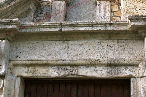 Chiesa della SS. Trinit� a Trinit� di Campli: iscrizione sul portale
