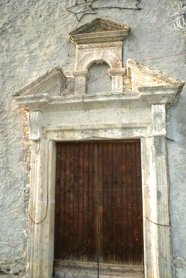 Chiesa della SS.Trinit� a Trinit� di Campli: portale
