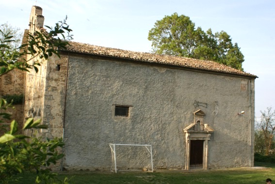 Trinit� di Campli: ingresso laterale della Chiesa della SS. Trinit�