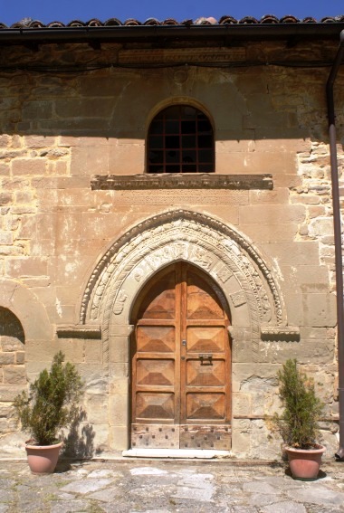 Chiesa di S.Maria di Stornazzano a Valle Castellana (Te): portale