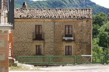 Valle Vaccaro di Crognaleto: una delle costruzioni pi� antiche del borgo 