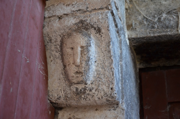 Villafranca di Valle Castellana (Te): maschera su una delle case pi� antiche del borgo